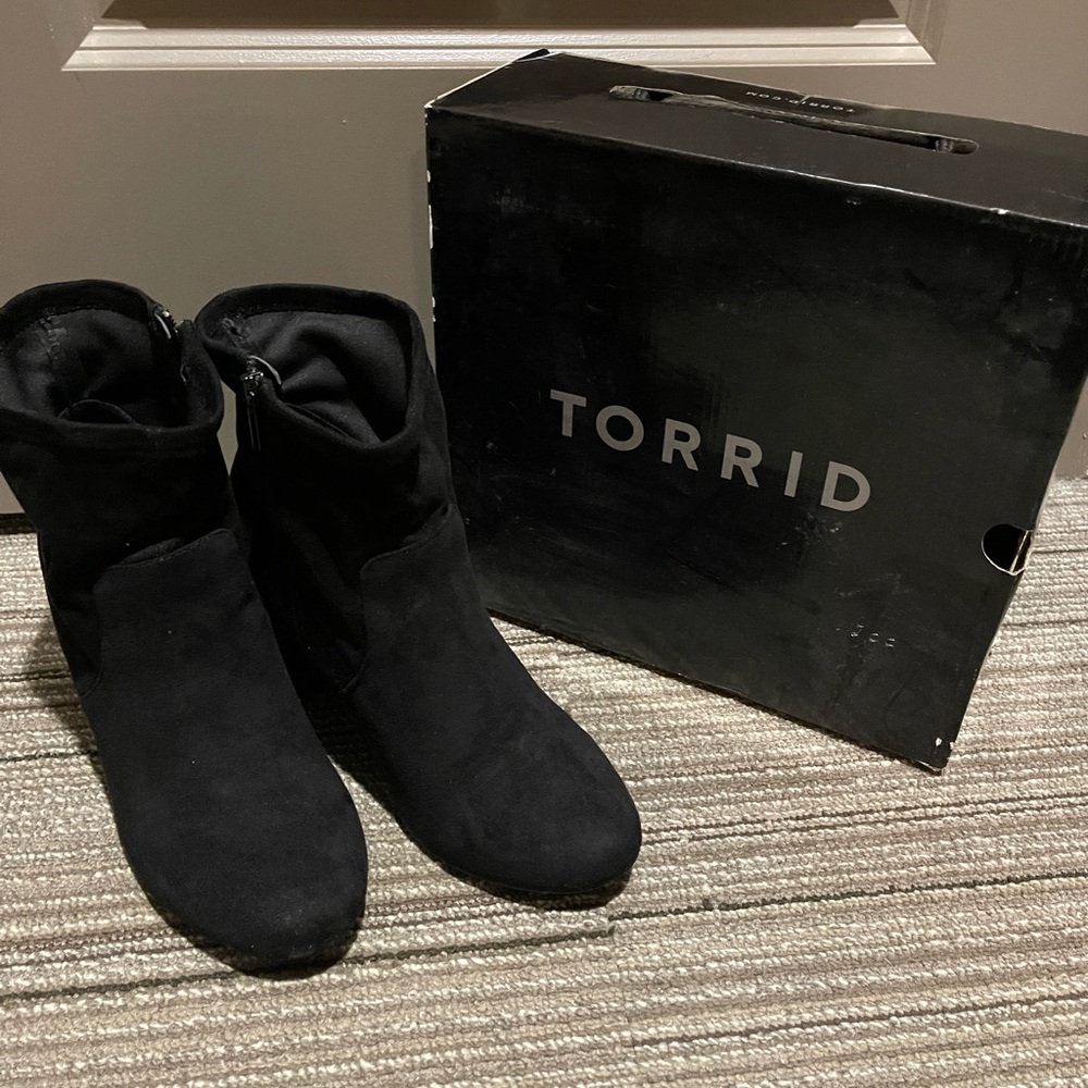 Black, stretch block heel